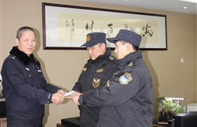 亲切关怀 情暖人心 --浦东新区保安协会慰问宗保队员