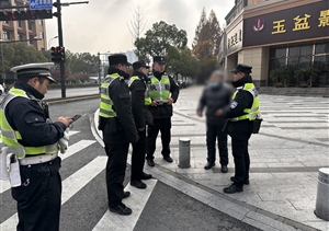 老人迷路天寒冷 员工路遇帮助暖—浙江民泰公司员工热心帮助迷路老