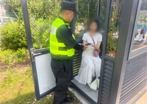 宗保公司横沔公园项目员工紧急救助中暑游客